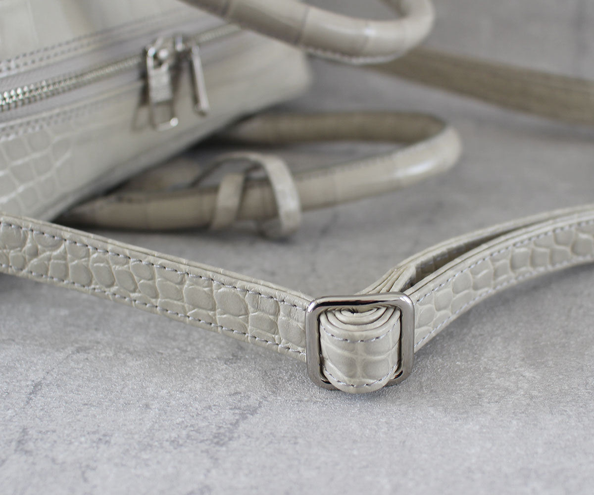 ボディと同じレザーで仕立てた高級感のあるショルダーは、長さ調整が可能です。
スタイルやシーンに合わせて、理想のバランスでお持ちいただけます。