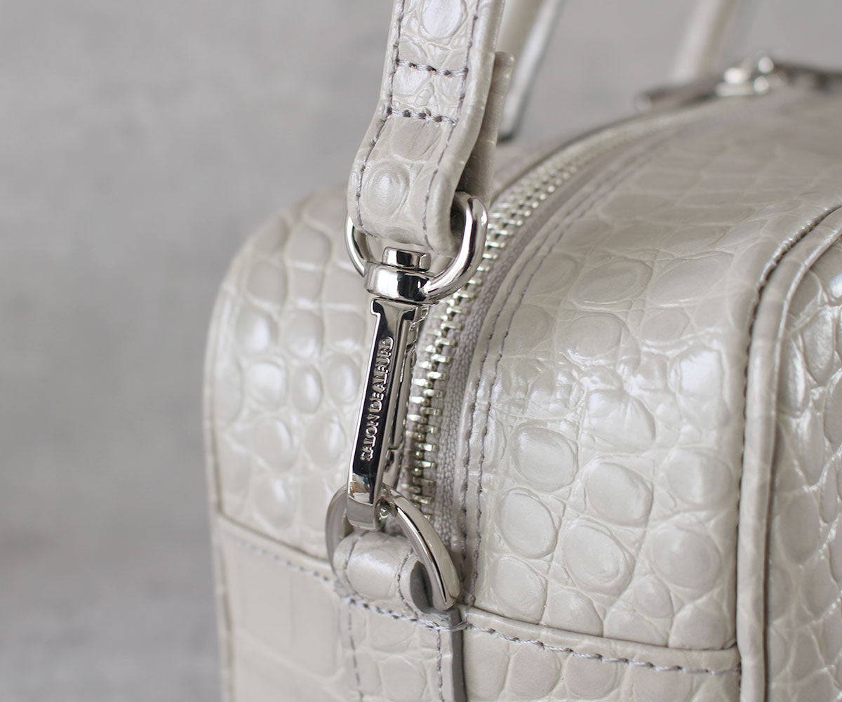 ロングショルダーは取り外し可能。
手持ちでも肩掛けでも、その日の装いに合わせてお楽しみいただけます。