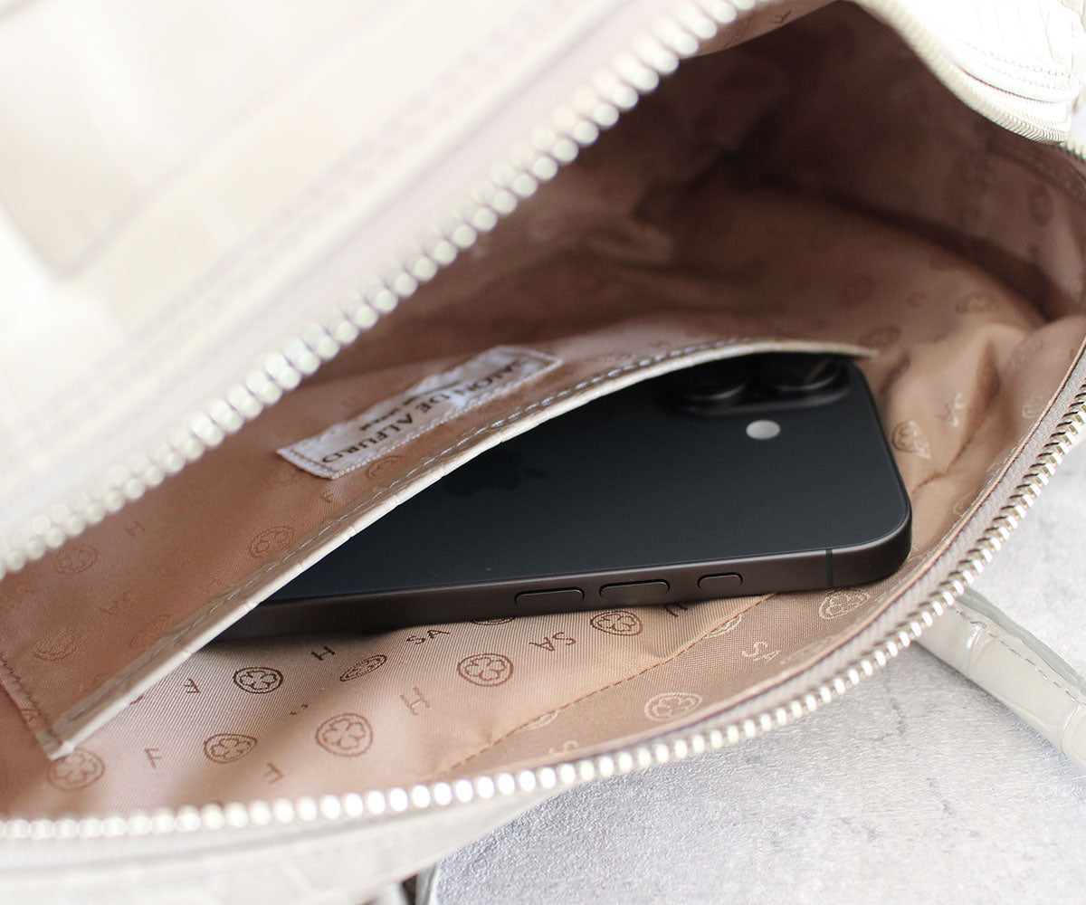 バッグ内側にはオープンポケットを装備。バッグの中で迷子になりがちな小物を入れておくのに便利です。