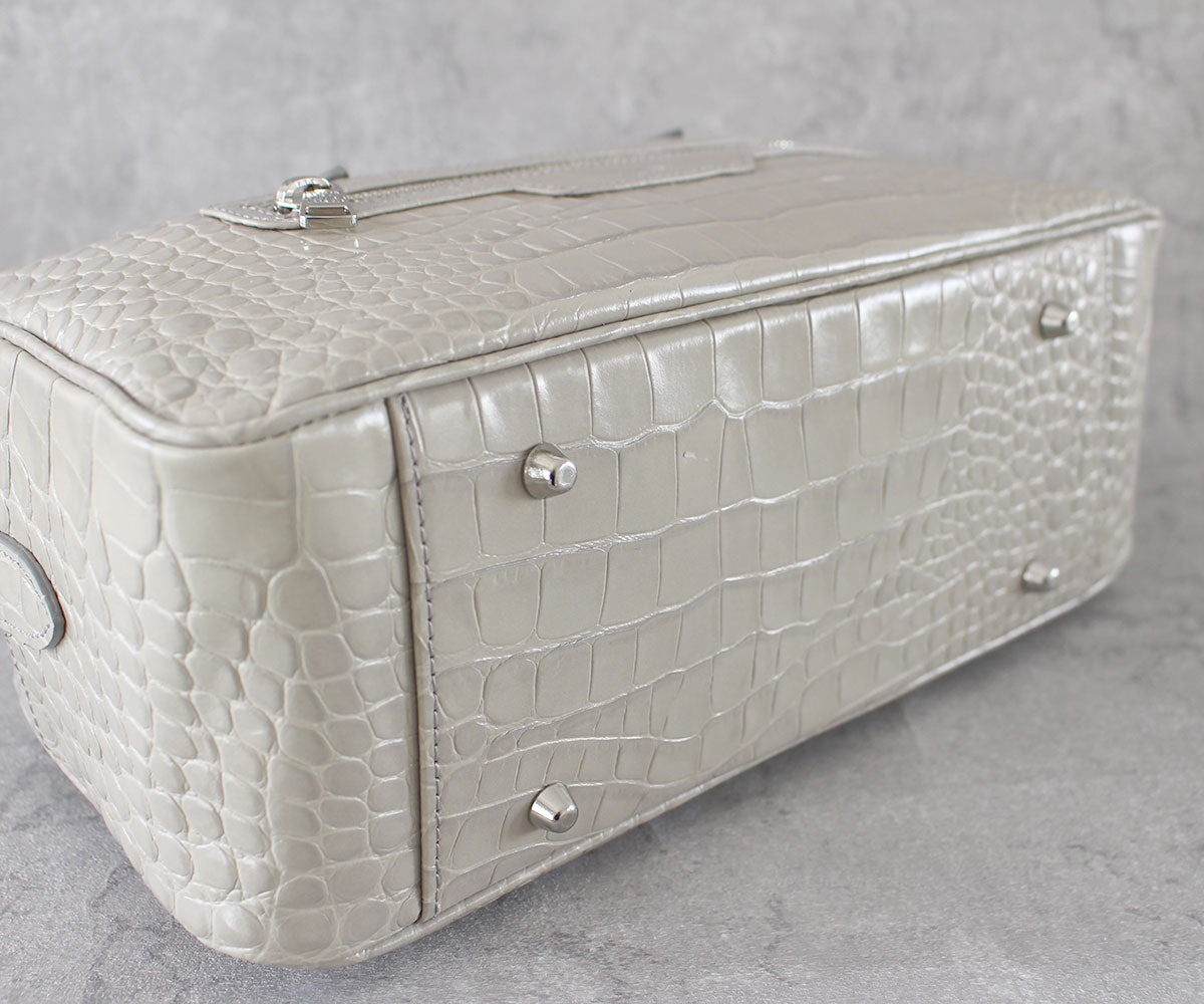 底面には、傷や汚れを防ぐ底鋲を配置。
置いたときの安定感と、長く美しさを保つための上質な配慮が光ります。