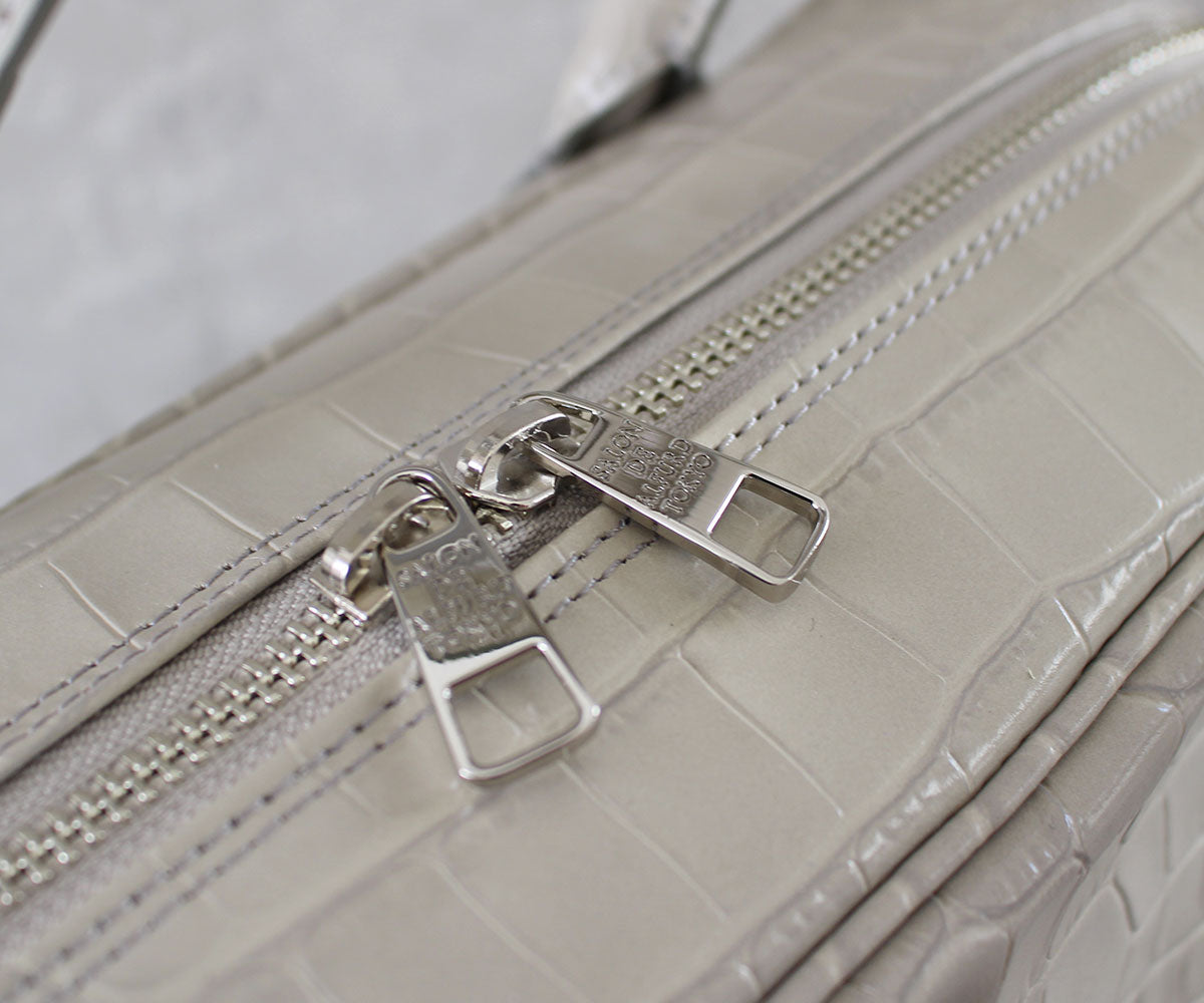 ファスナーの引き手には、ブランドロゴの刻印を施しました。