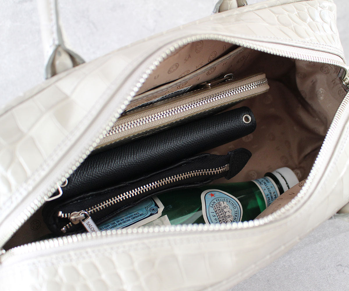 500mlのペットボトルや長財布もすっきり収まる、ゆとりのあるサイズ感。
ポーチやスマホケースなど、お出かけの必需品をスマートに持ち運べます。