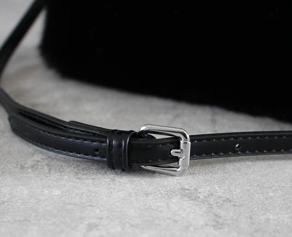 気負わず使えるフェイクレザーのロングショルダー。ベルト式で長さ調整可能です。