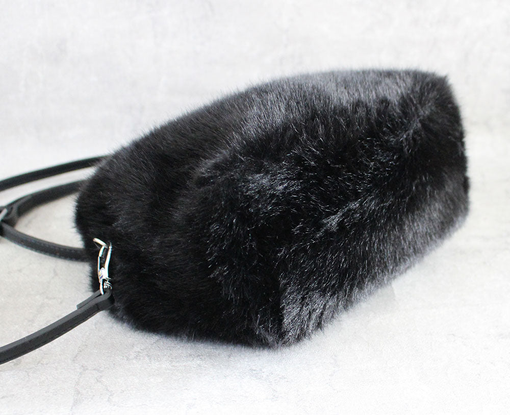 十分な底マチで見た目より荷物が入ります。