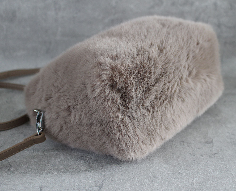 まるでリアルのように見える上質なエコファー。カラーの深みや艶感が美しく、大人世代のスタイルに品よく寄り添います。