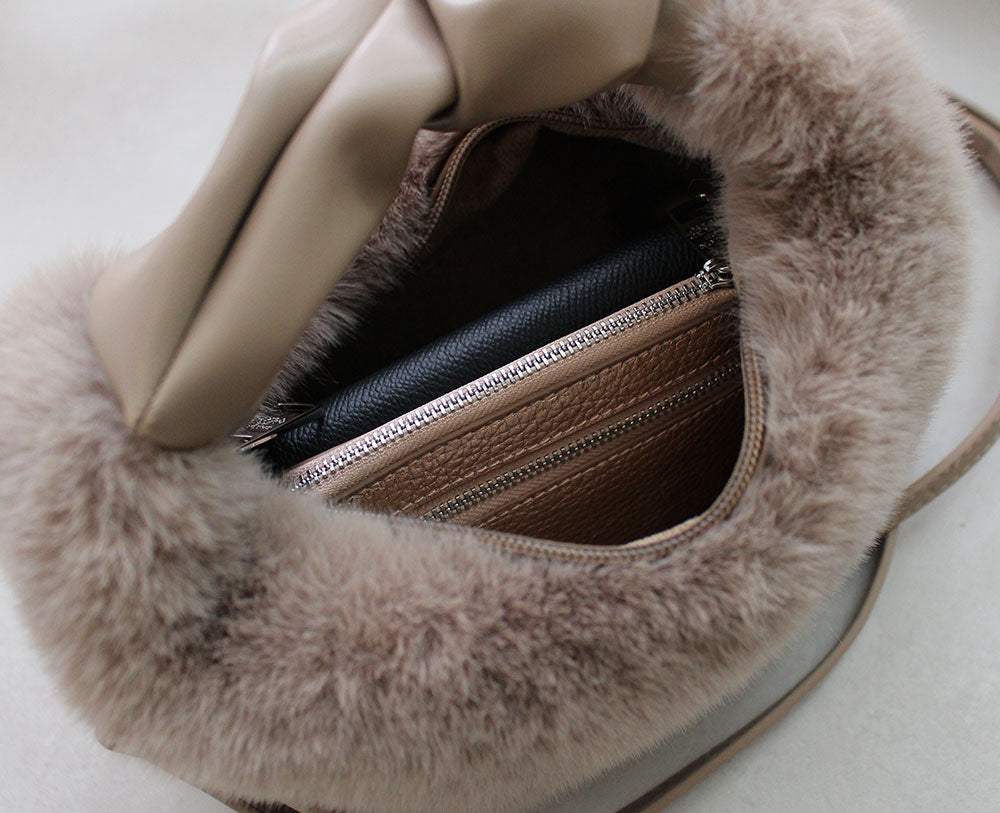 ミニ財布、スマホをいれても余力のある収納力。