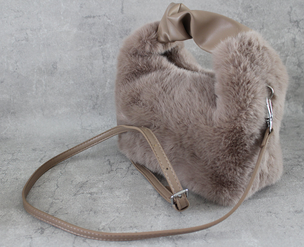 秋冬コーデに欠かせない、上質エコファーのぬくもりを気軽にお楽しみいただけます。