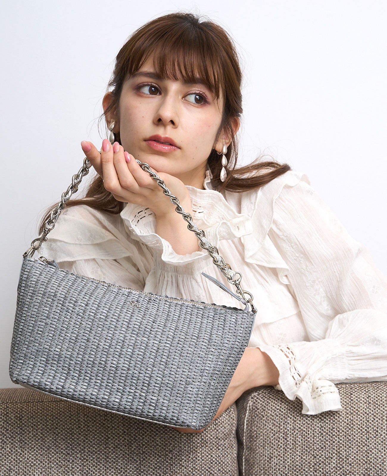 モデル着用カラー：グレイ×シルバー