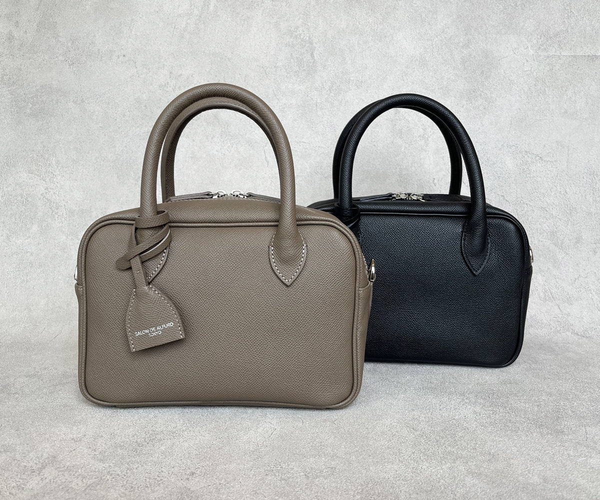 上質なグレインドカーフスキン（ドイツ製牛革）と上品なデザインが魅力のミニボストン。コンパクトながら収納力があり、幅広いシーンで活躍します