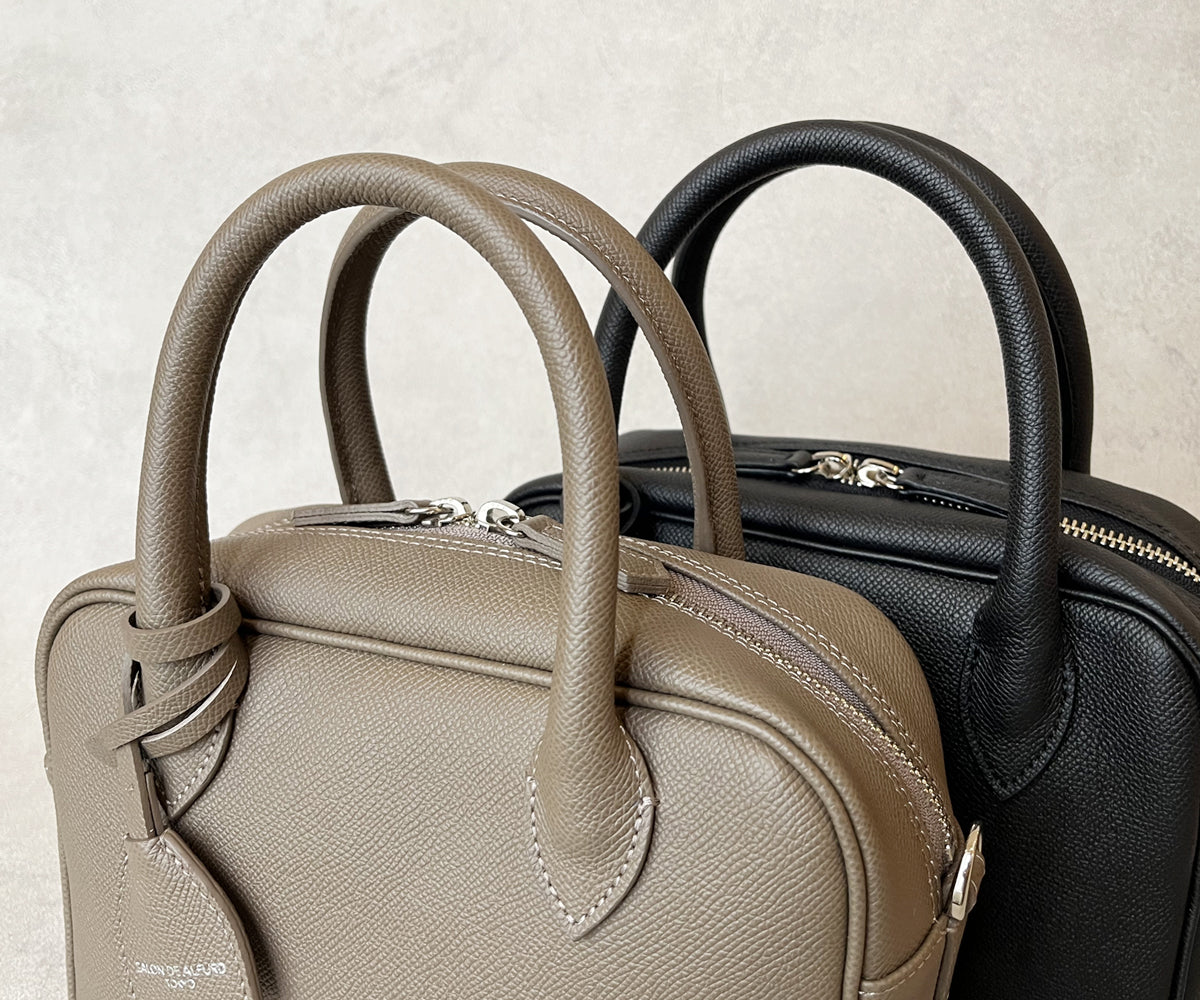 ふっくらと仕立てたハンドルは、高級感を漂わせつつ、手に馴染む快適な持ち心地を実現