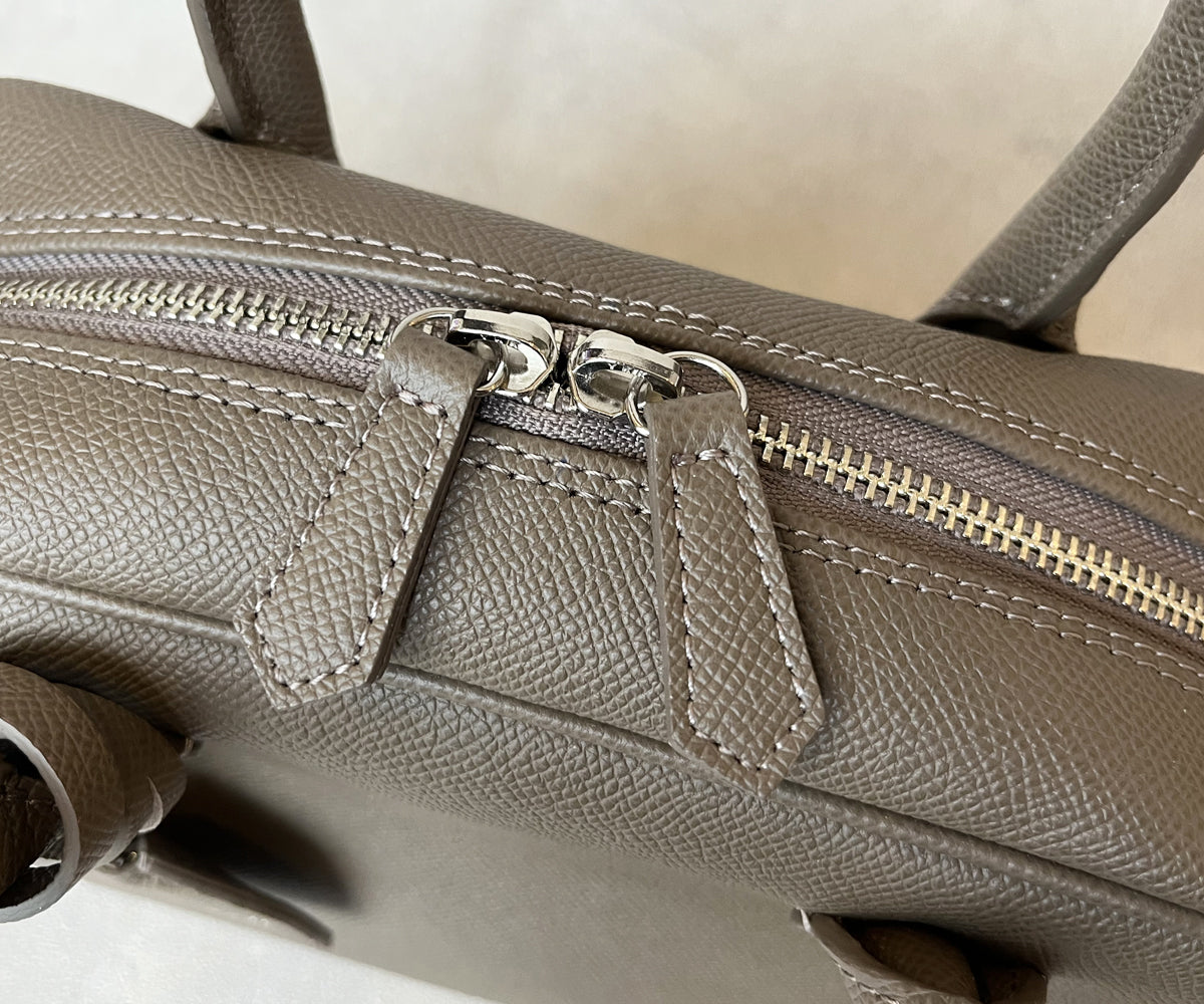 間口にはダブルファスナーを採用。小ぶりなサイズながら、使い心地も配慮、使うたびに快適さを感じさせる仕様に