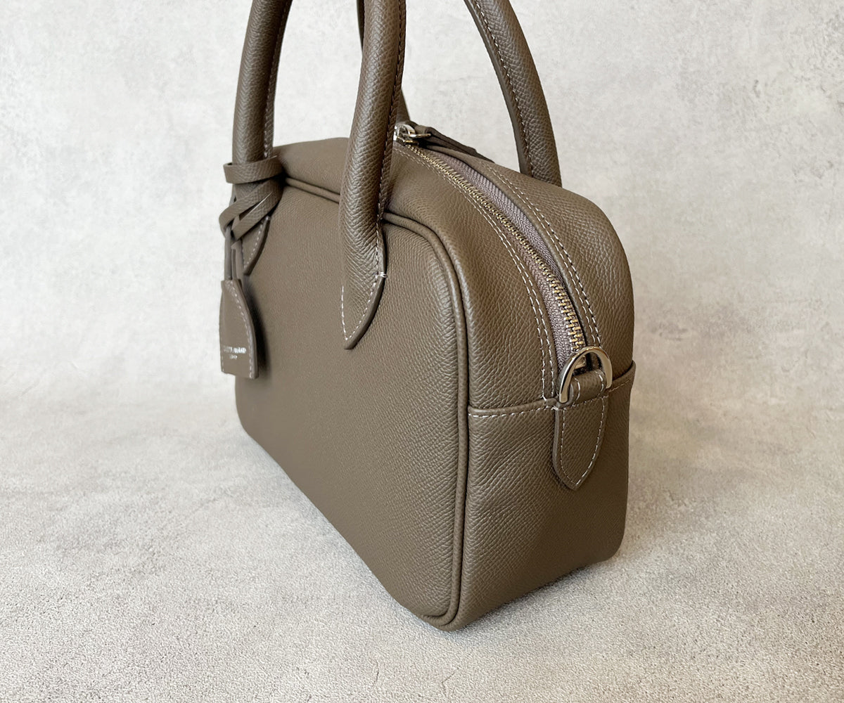 約8.5cmの底マチが、見た目以上の収納力を実現。荷物が増えても形崩れしにくく、安定感を保ちます