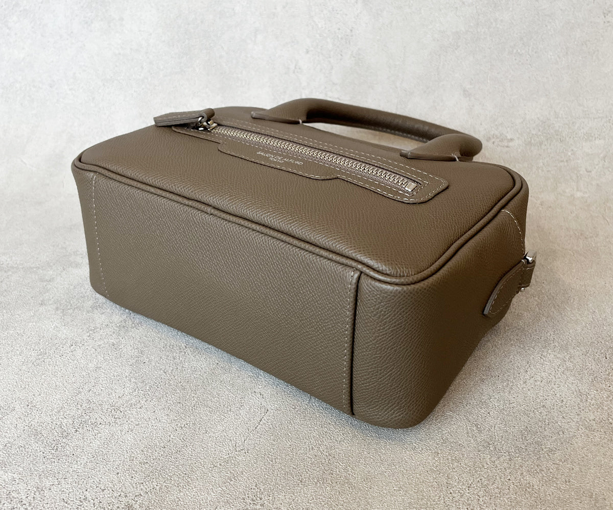 底マチにも、グレインドカーフスキン（ドイツ製牛革）を採用。細なシボが生み出す上品な表情が、デザインの全体を引き締めます