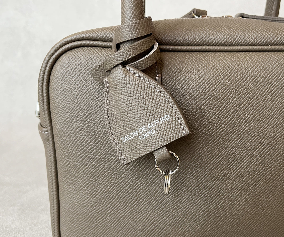 グレインドカーフスキン（ドイツ製牛革）で仕立てたエレガントなキーリング。デザイン性はもちろん、二重リング付きで実用性にも優れています