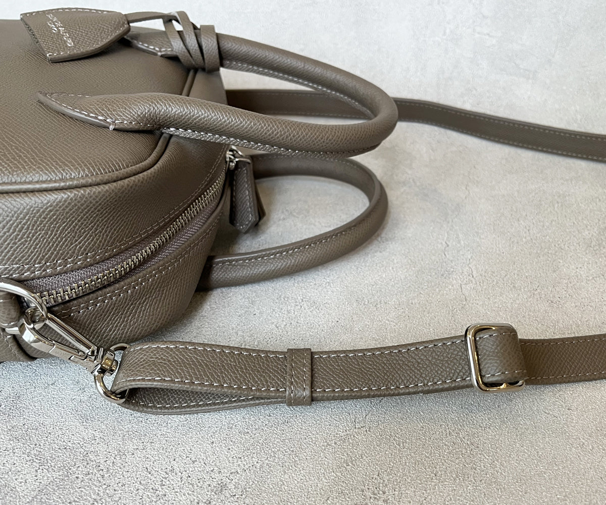 オールレザー製のロングショルダーは、微細な長さ調整が可能で、あらゆるコーディネートやスタイルにもフィットします