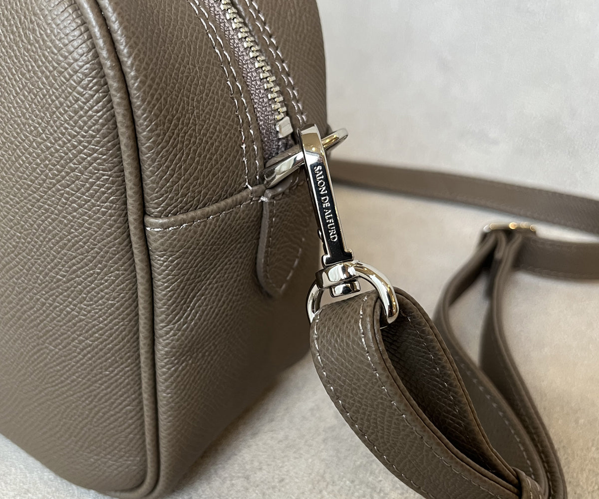 ブランド刻印入りの金具を採用。細部に至るまでこだわり抜いたデザインが、エレガンスを引き立てます