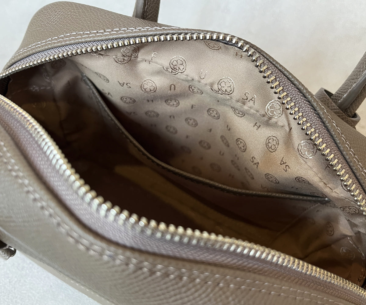 内側にはオープンポケットを備え、鍵やリップなどの小物も美しく整理