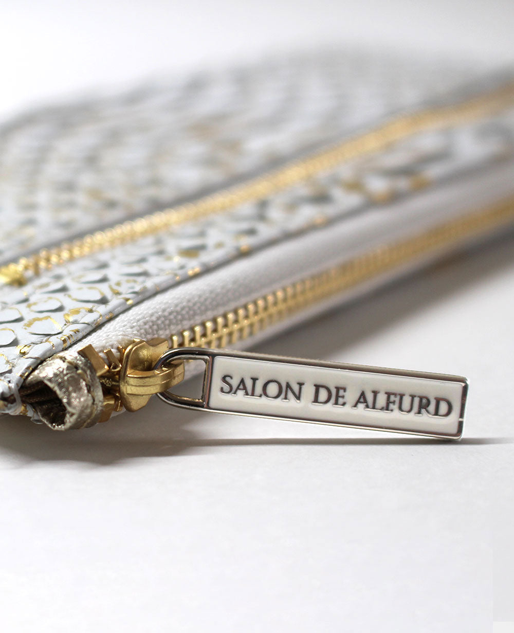 手になじむフォルムのファスナーチャーム。※お届けする商品はファスナースライダーと引手の間にリングが付く仕様になっております