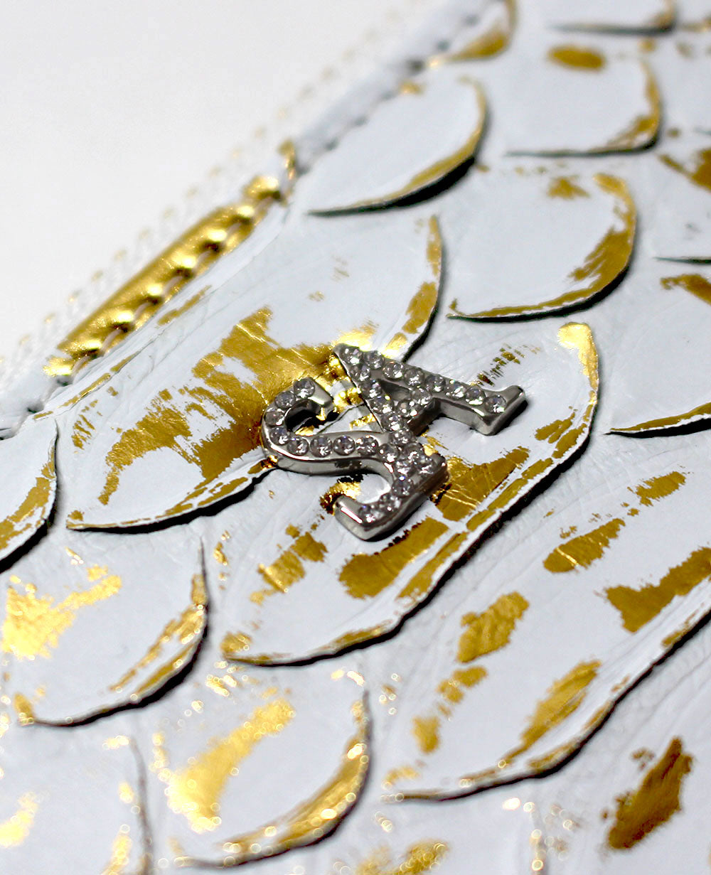 特別な輝きを添えるブランドイニシャル。