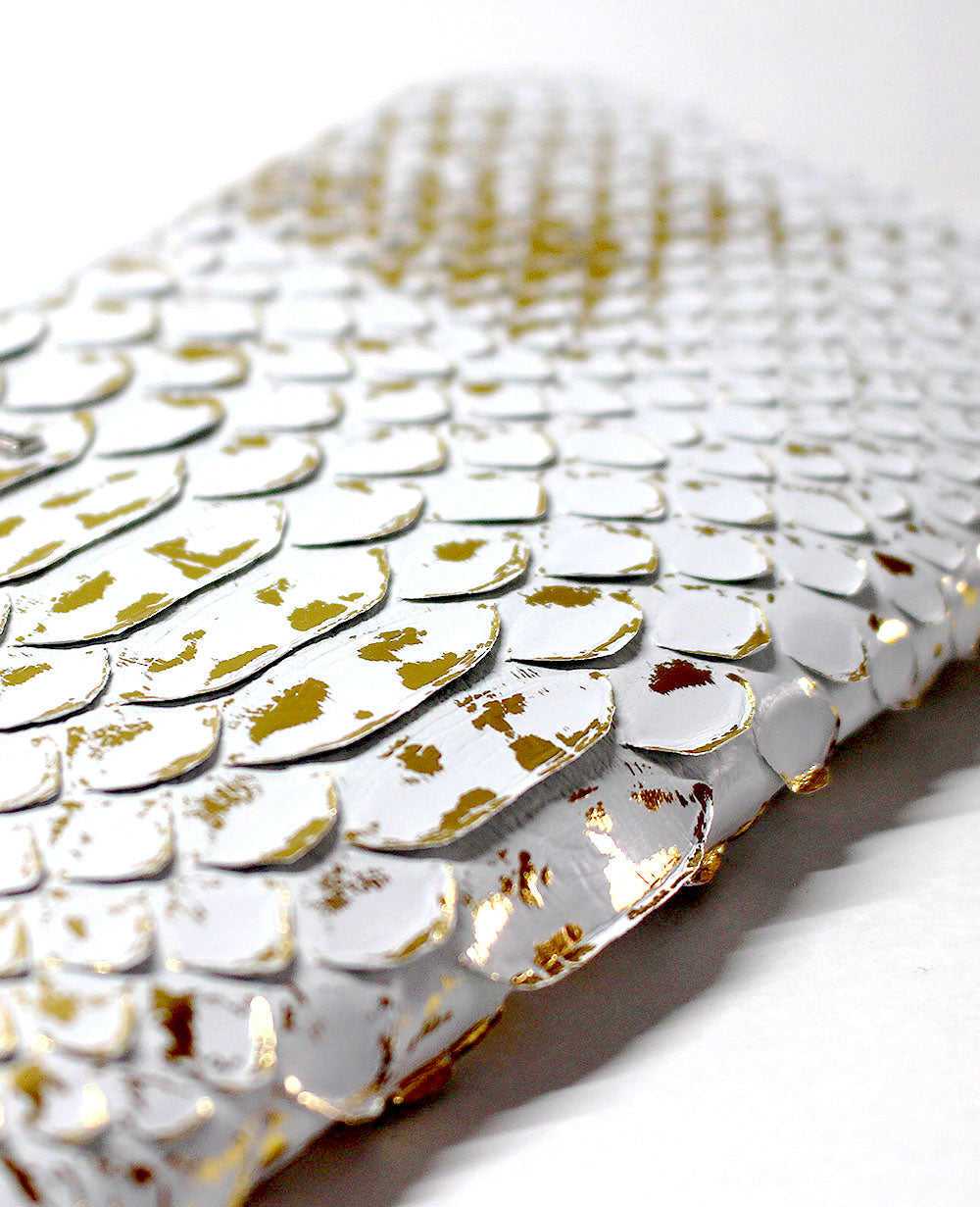 古来より“金運の象徴”とされる蛇革。
風水において、財を引き寄せるとされる縁起の良いとされる素材です。