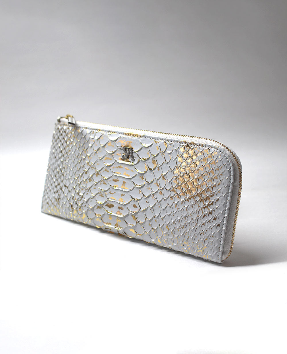日本の熟練職人による繊細な箔加工を施した、贅沢なパイソンレザーのロングウォレット。