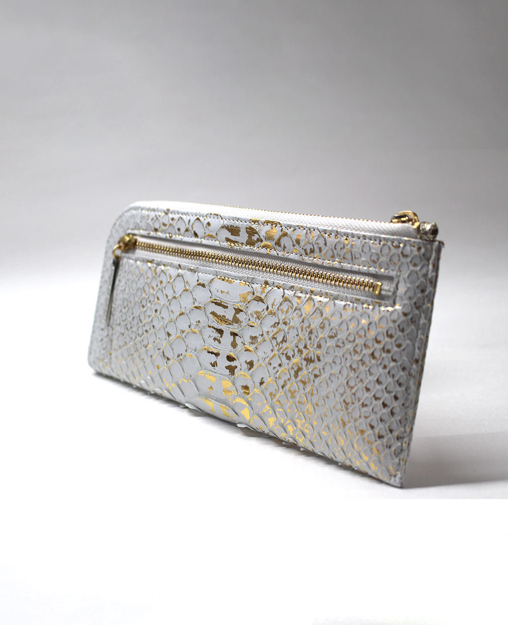 裏面にはマチ付きのファスナーポケットを装備。小銭やメモなどを美しく収納可能。