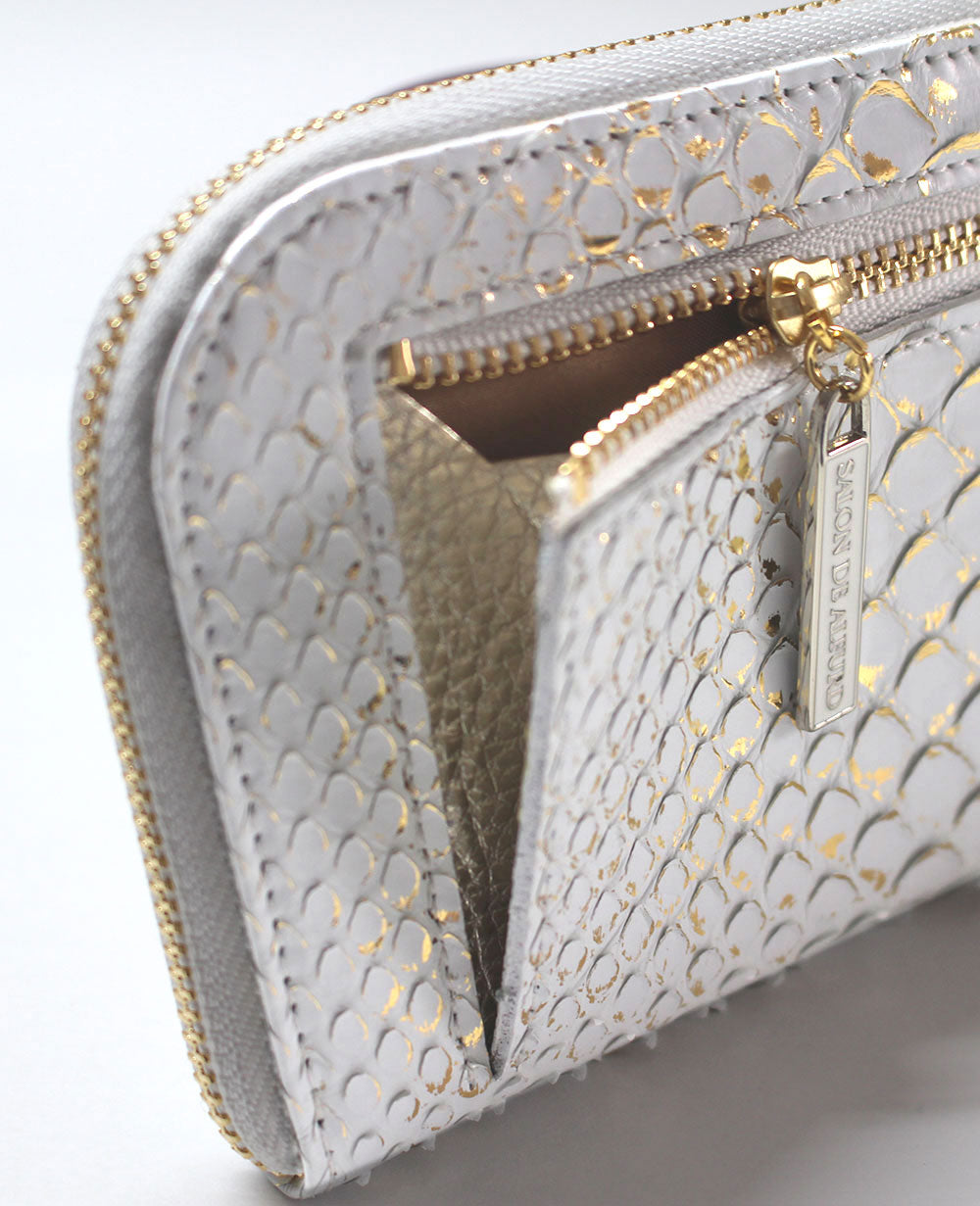 裏面には片側マチ付きのファスナーポケットを装備。また、マチにはイタリアンレザーを採用。