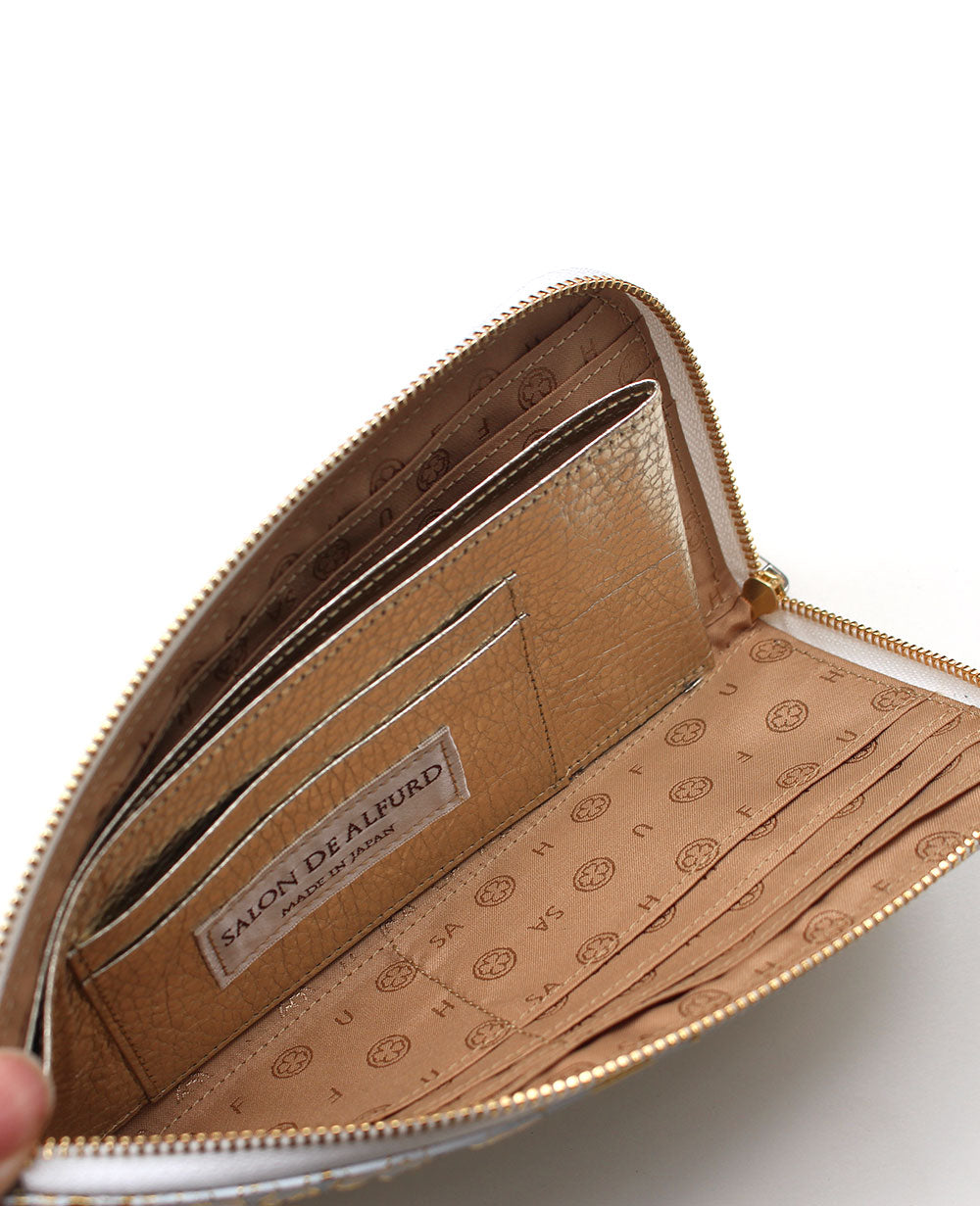 16枚のカードポケットで、整理もスマートに。中央のコイン用ポケットにはあえてファスナーをつけずスマートな所作を可能にしました。