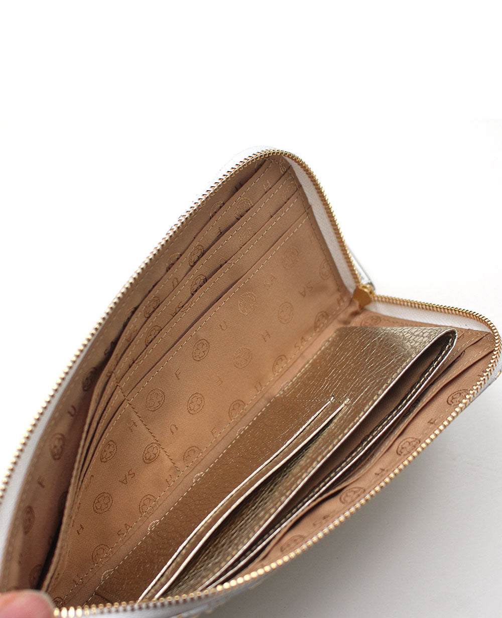 内装には上質なイタリアンレザーを採用し、細部までゴールドの輝きをプラス。さらに、裏地には幸運のシンボルとされる四つ葉のクローバーがデザインされたオリジナル生地を採用。