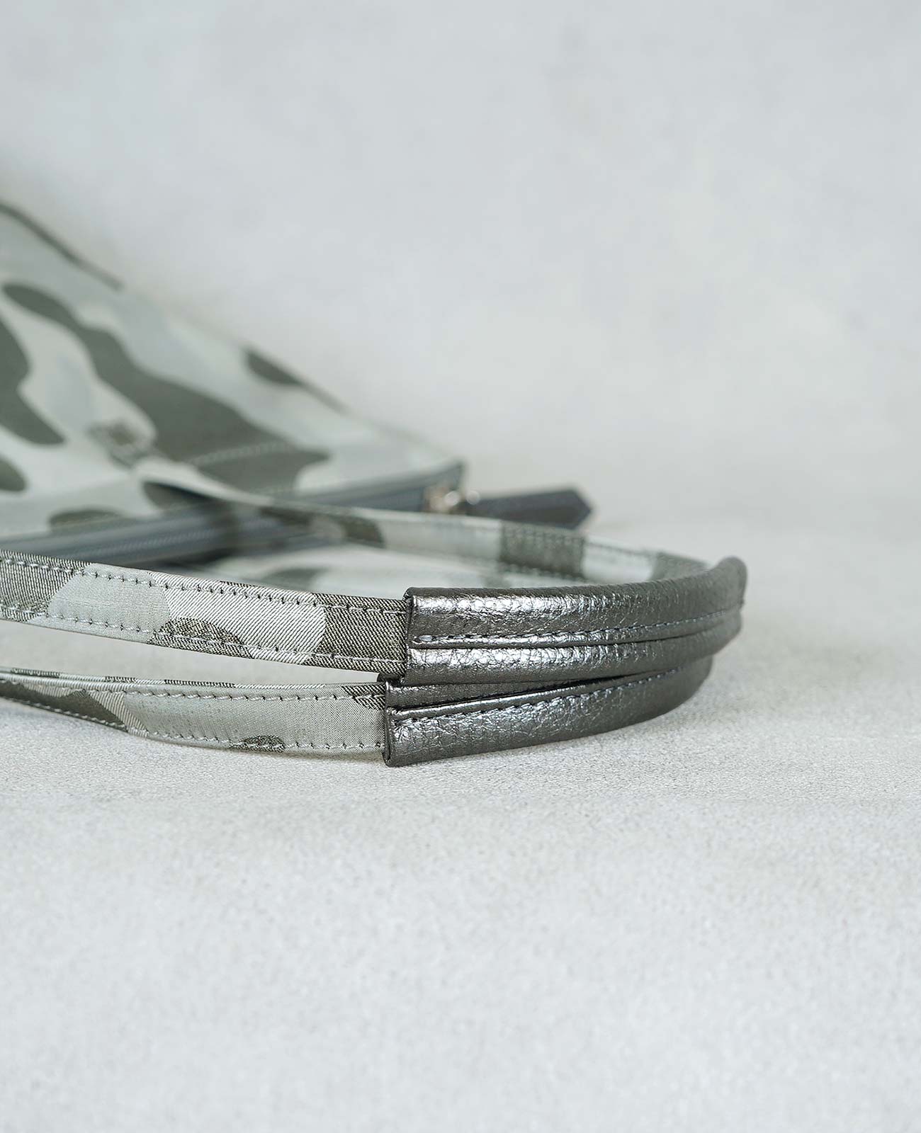 手や肩に優しいイタリア製レザー仕上げで、快適な持ち心地