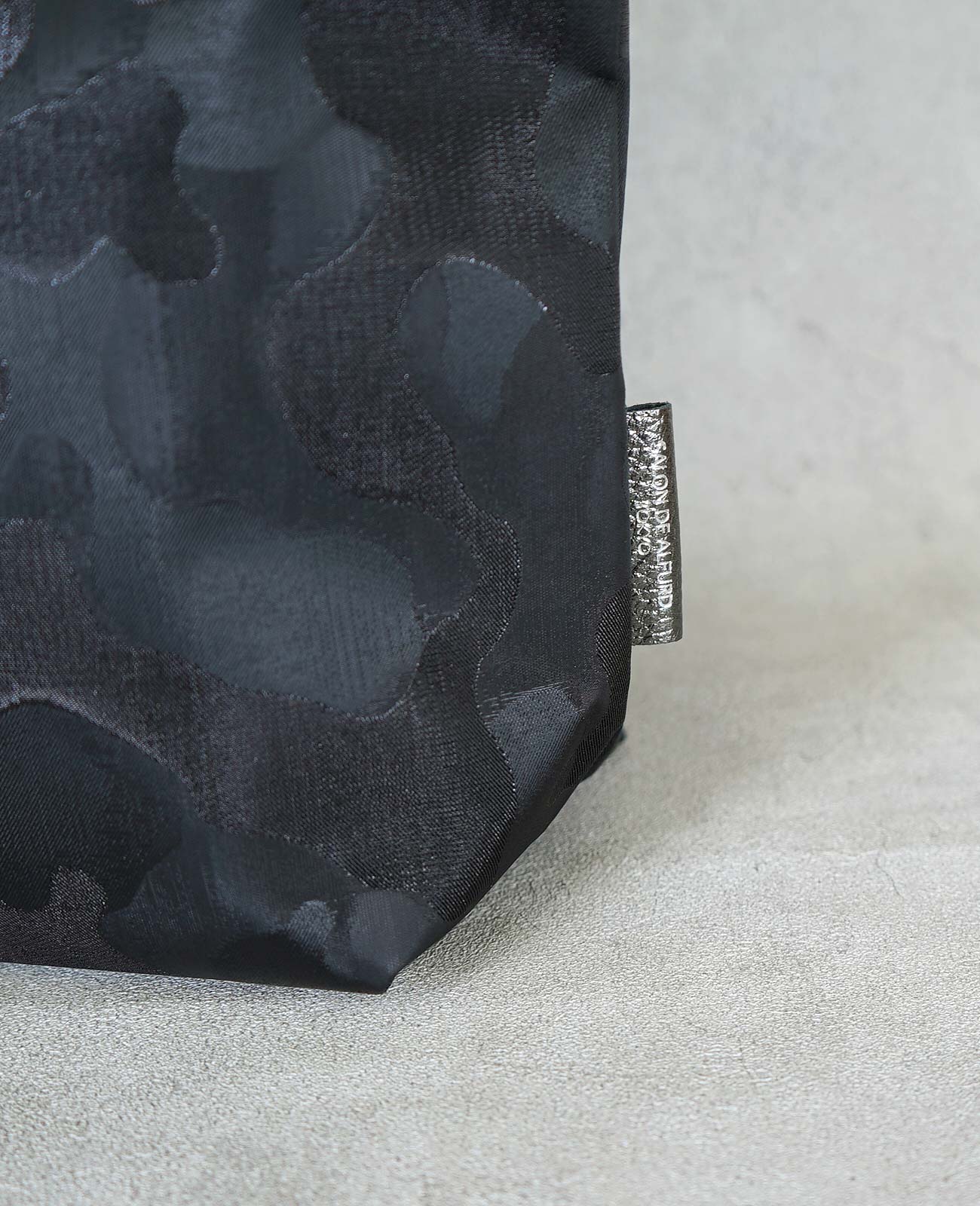 バッグ側面には、「SALON DE ALFURD」（サロンドアルファード）のロゴ入りタグを添えました