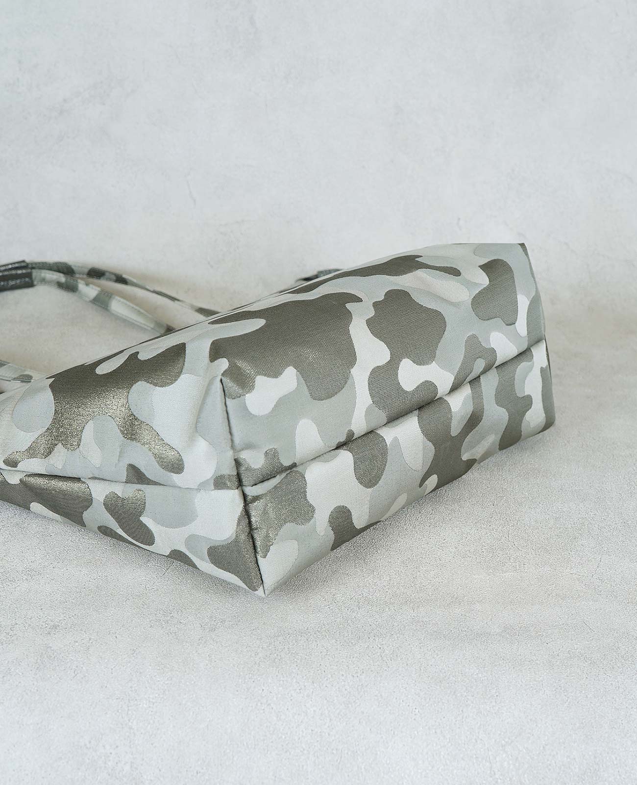 約11.5cmの底マチが収納力を確保し、芯を入れていないことで柔らかな印象を与えます