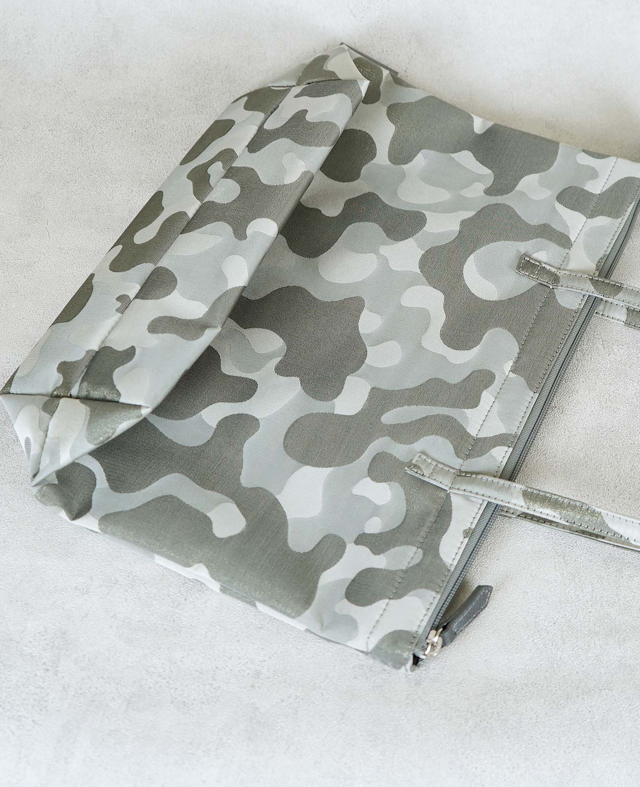 薄いので場所を取りません。いつものバッグに忍ばせておけば、急なお買い物にも対応できます