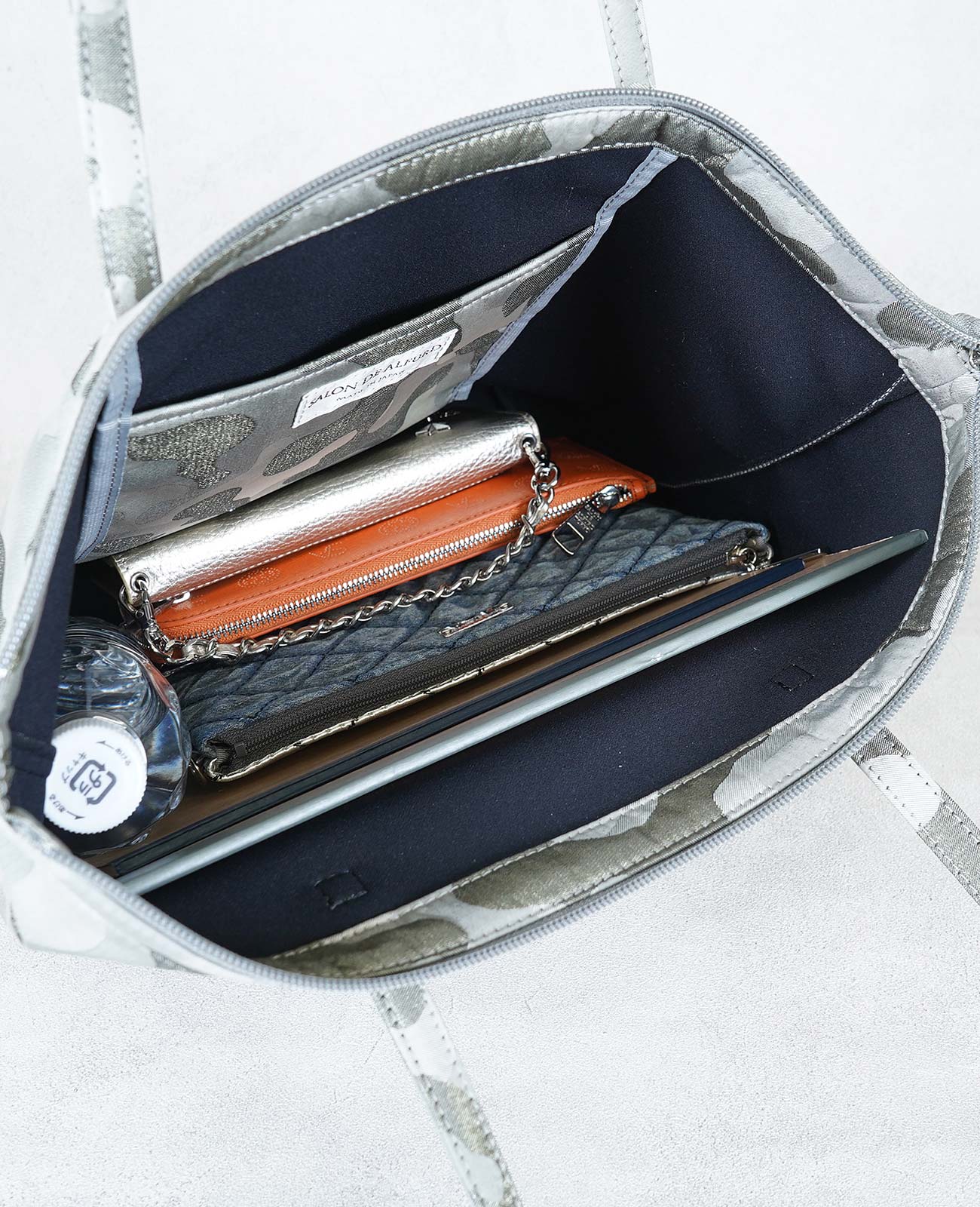 A4、B5サイズのノートを横にして余裕で入るサイズ感。500mlのペットボトル、長財布、スマホ、ポーチを入れても余裕があります。