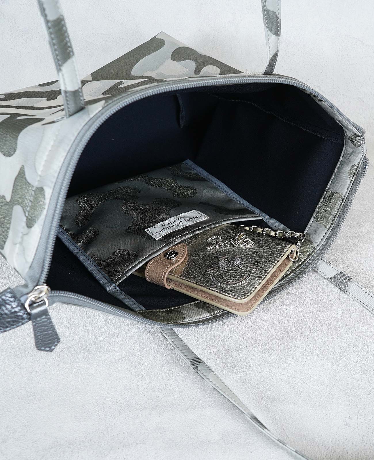 スマホやミニ財布を入れられるサイズのオープンポケットを装備