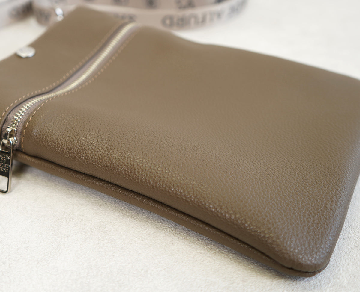 すっきりとしたスマートなフォルムで、かさばらず軽やかに。 身軽なお出かけにも美しく寄り添います。