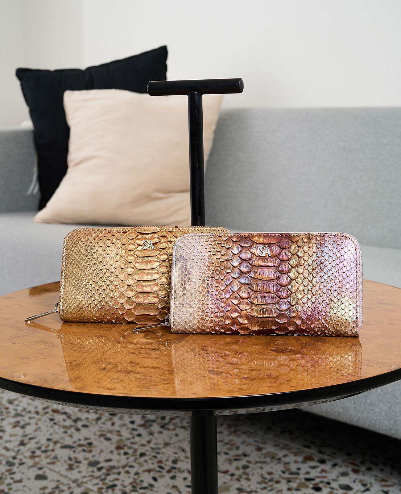 左）ゴールド、右）アンティークルーチェ