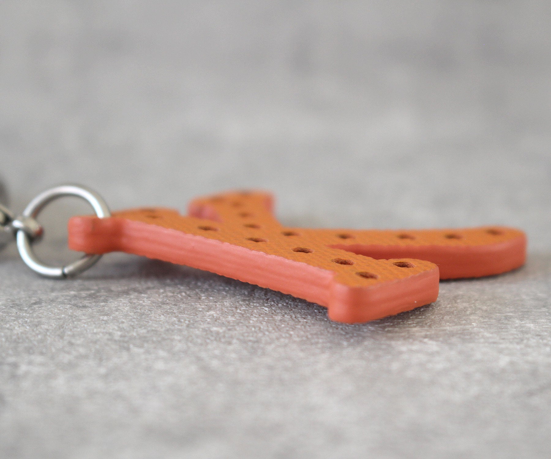 丁寧なコバ塗りで、レザーの美しさと長く使える耐久性を実現。