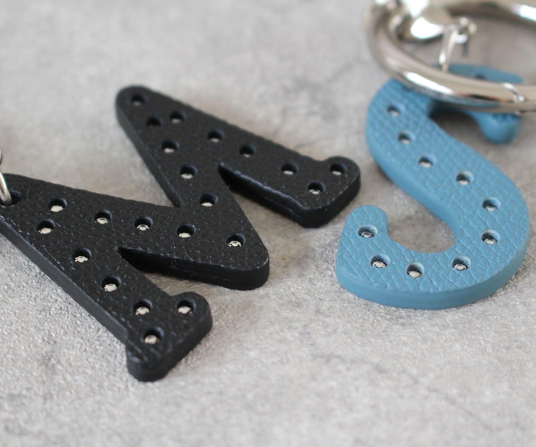 一つひとつ、日本の職人が丁寧に仕上げたアルファベットチャーム。