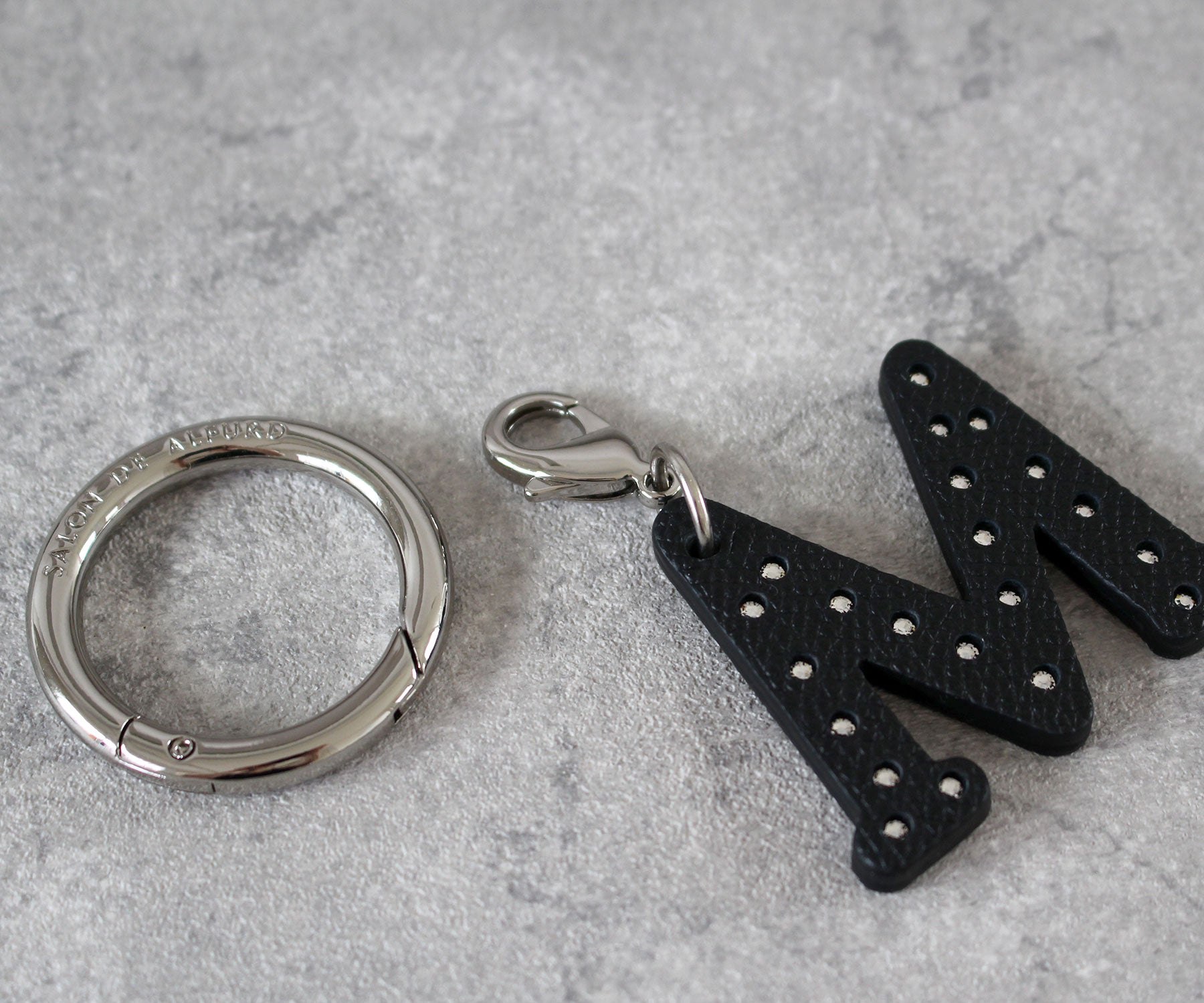 リングとタッセルは取り外し可能で、用途に合わせて使い分けられます。