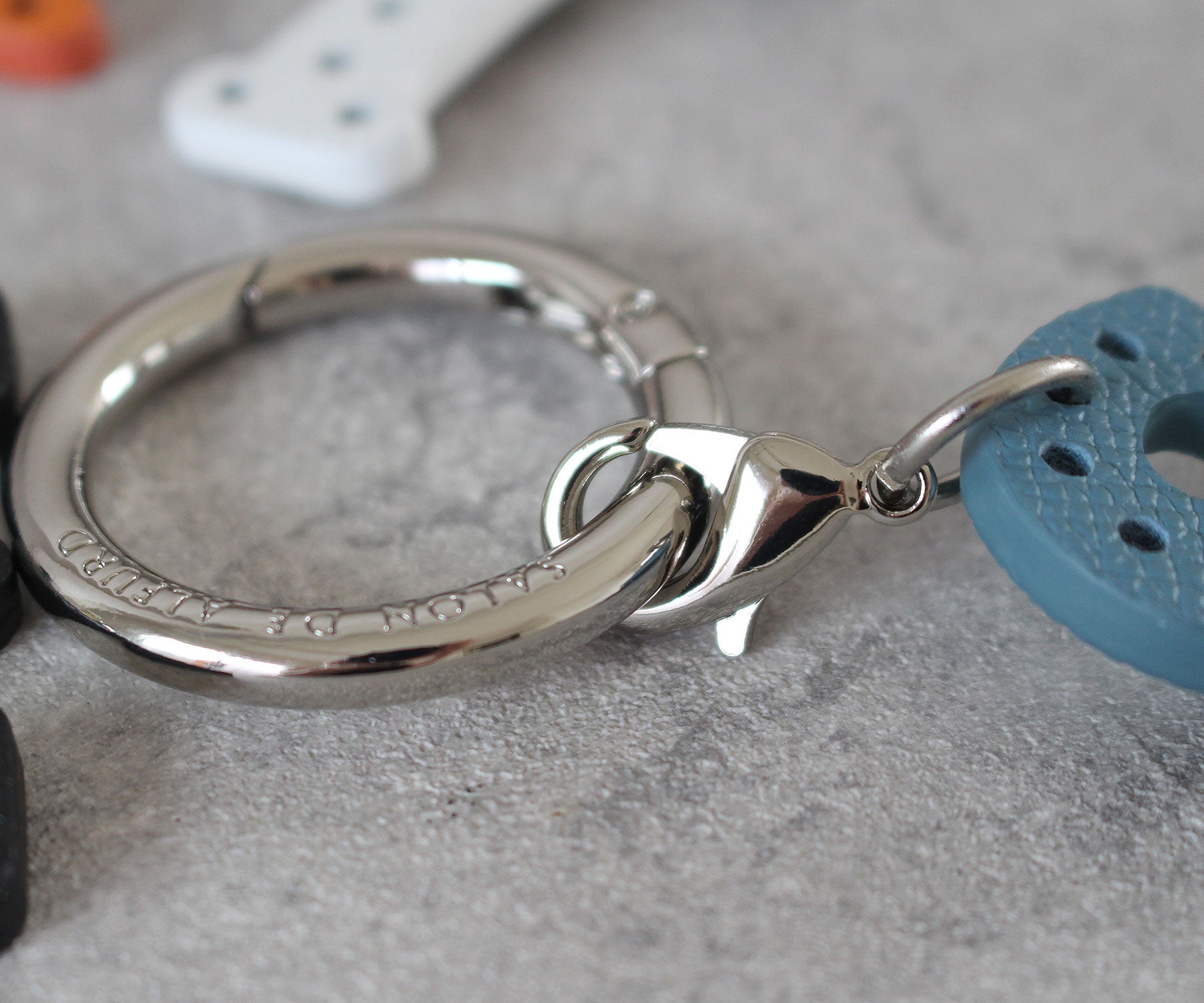 上品なロゴ入りリングで、着脱もスムーズに。