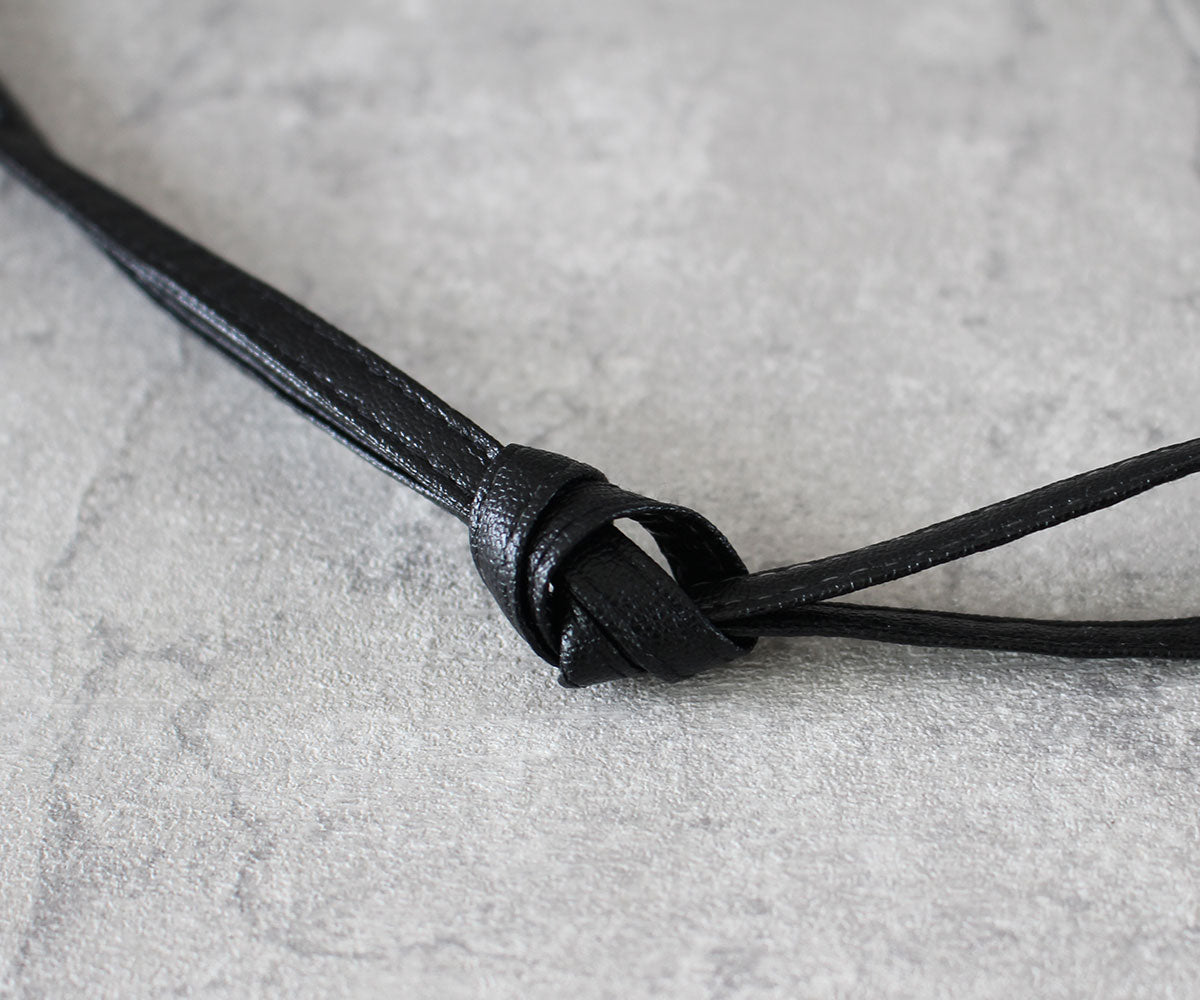 付属のフェイクレザーショルダーは、軽やかで扱いやすく。結ぶだけで、自在に長さ調整できます。