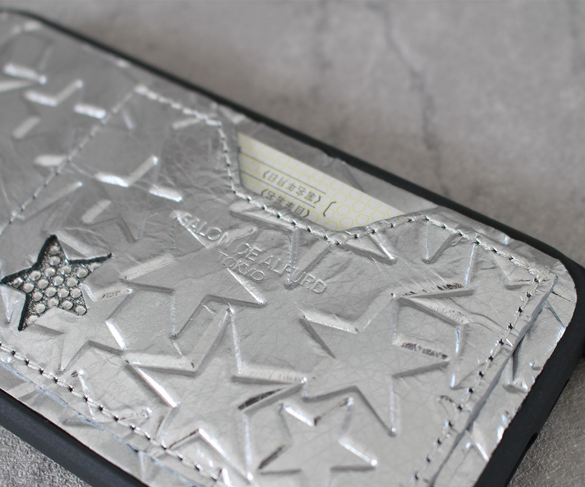 カードサイズのポケットをひとつ。
必要なカードをそっと忍ばせて、スマホだけのお出かけもエレガントに。