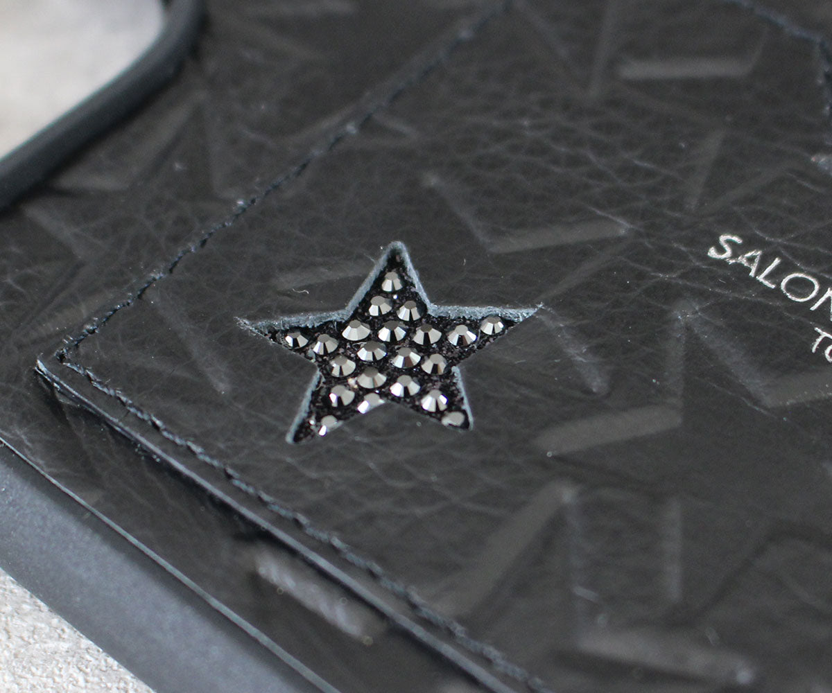 手に取るたびに角度を変えて煌めき、まるで夜空に願いをかけるようなロマンティックな気分になれるクリスタルガラスを敷き詰めたスター。