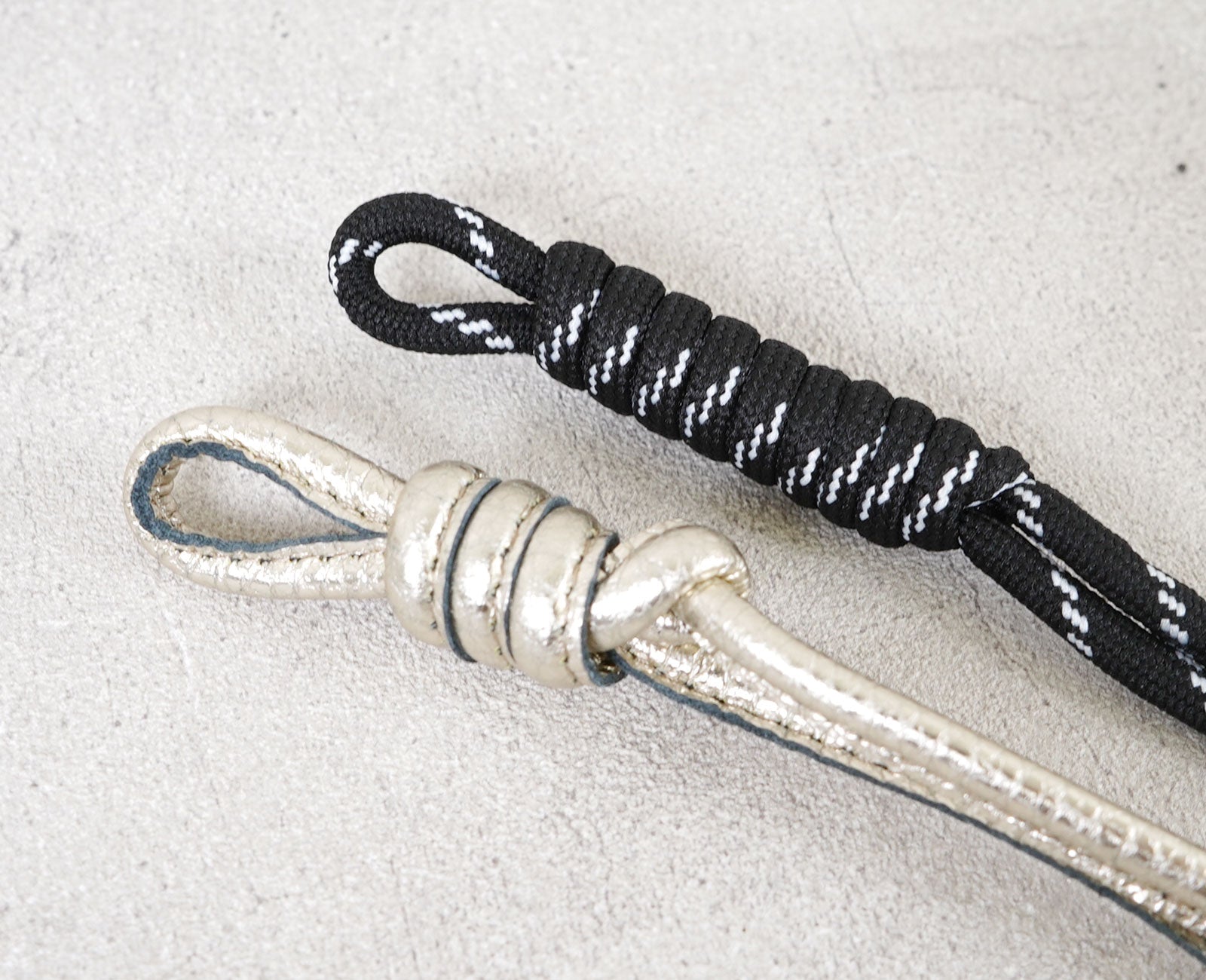 チャームにトレンド感あるアクセントを添える、ストラップ。