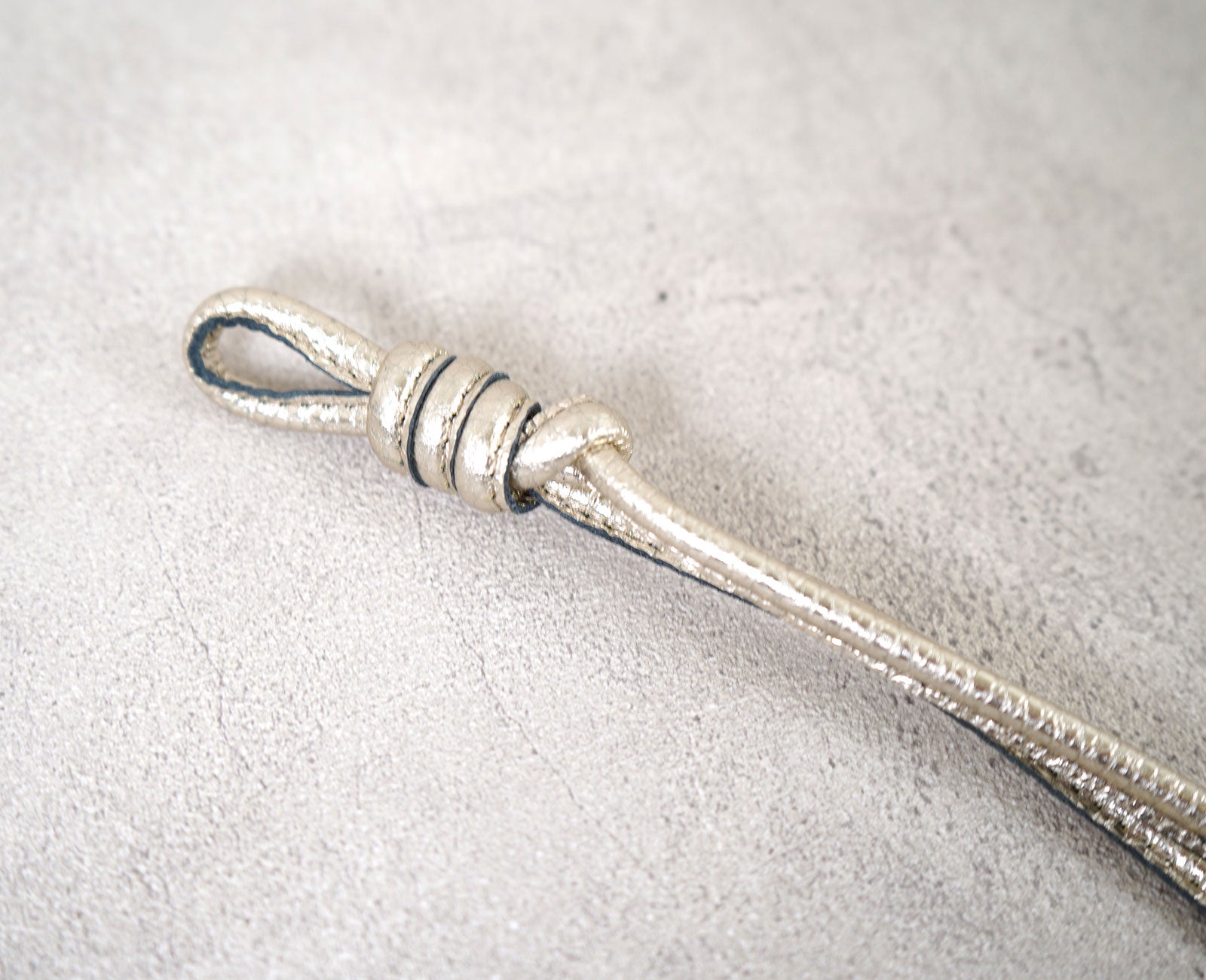 運を上げてお金を引き寄せるされるゴールドを使用した、レザーストラップ。