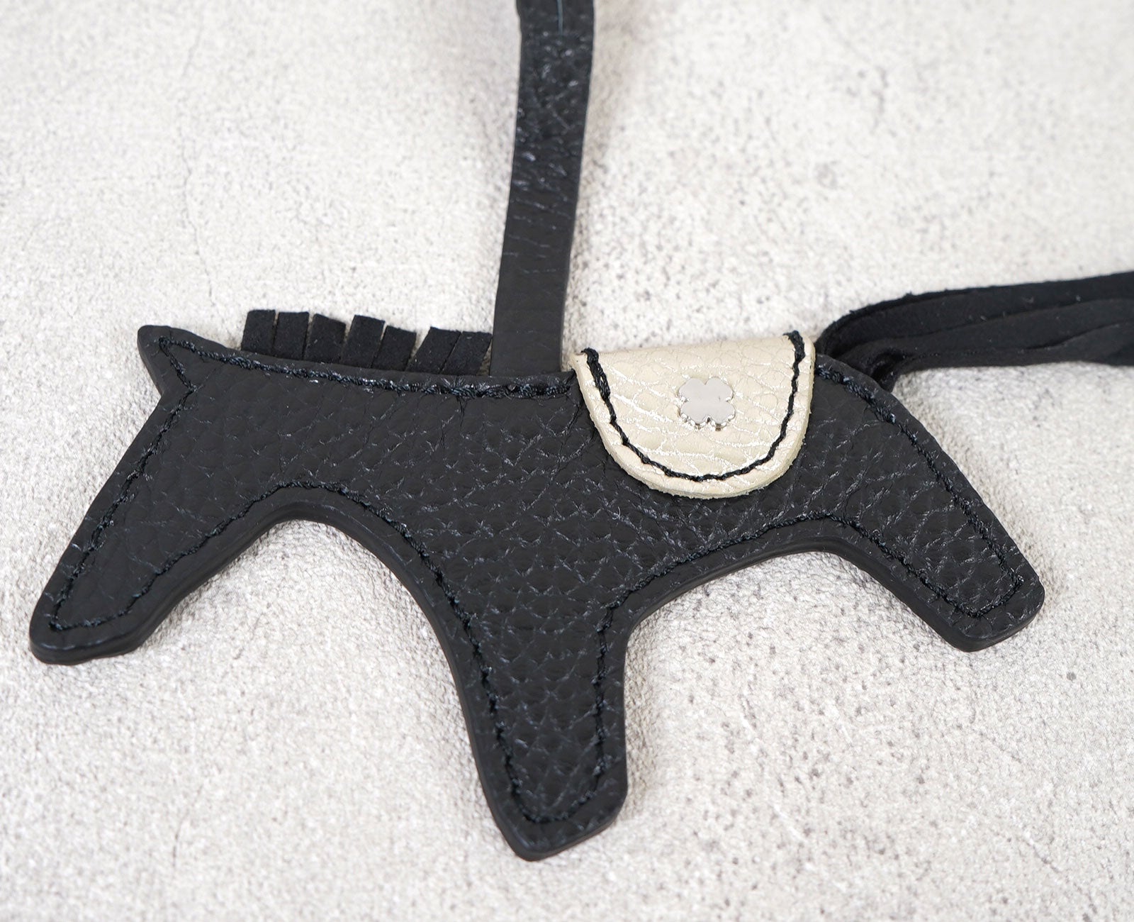 「馬」は飛躍へと導き、物事がうまくいく（馬くいく）、成功するという縁起の良い動物。さらに幸運の四葉のクローバーモチーフを添えて。