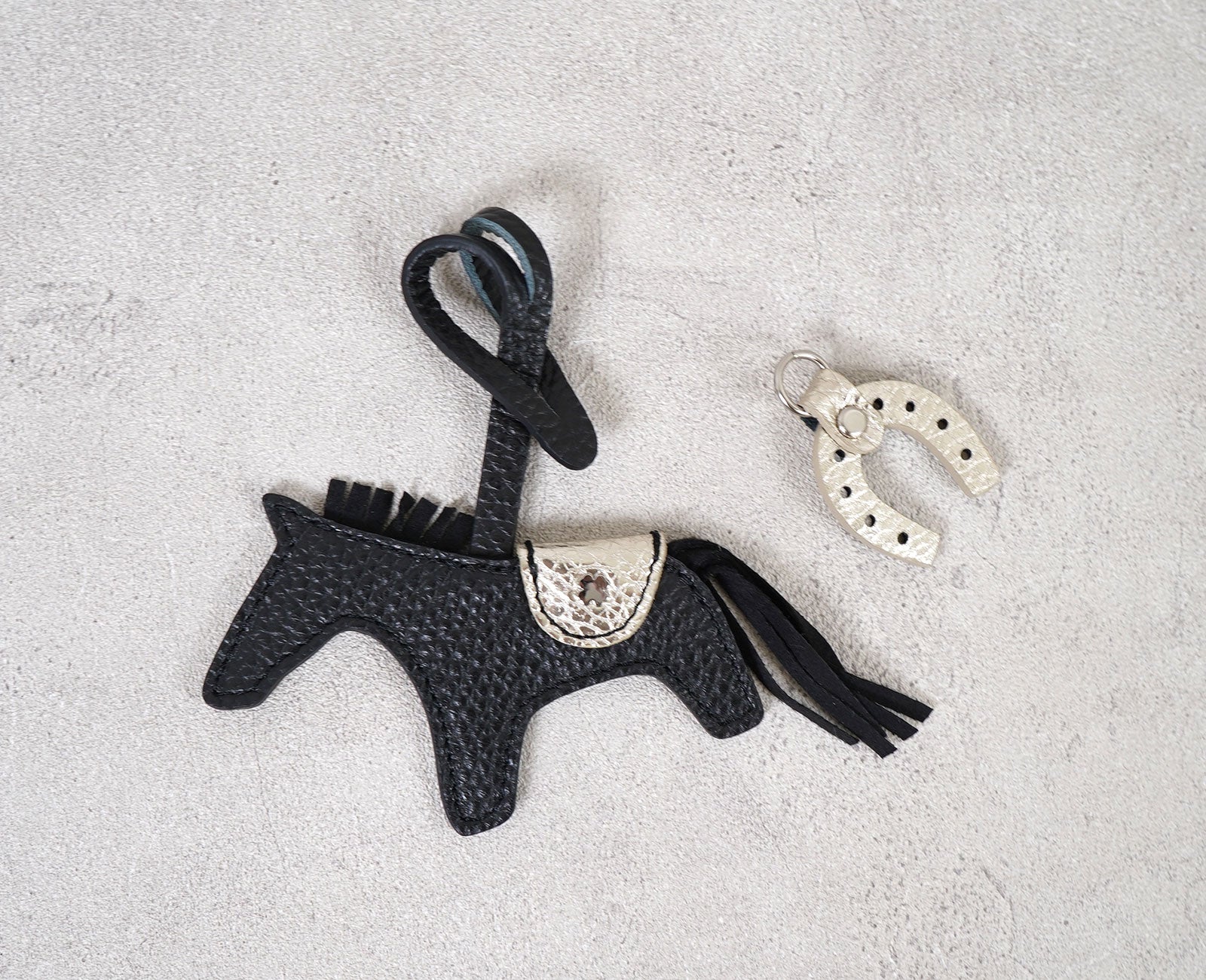 “飛躍”の象徴である馬と、幸運を呼び込むとされる馬蹄をモチーフに。