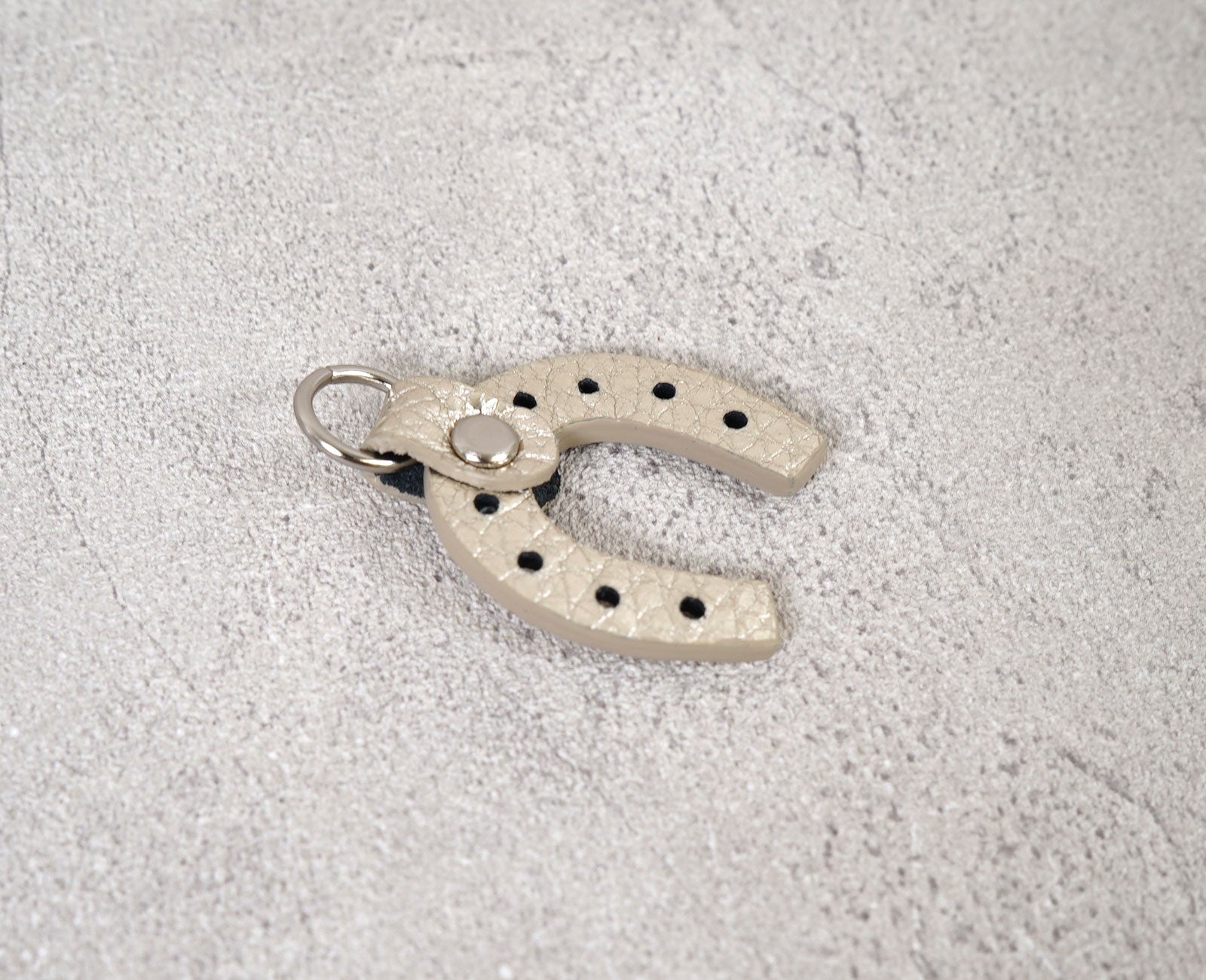 馬蹄は、勢いよく前へと進むよう背中を押してくてる、幸運を呼び込む開運モチーフです。