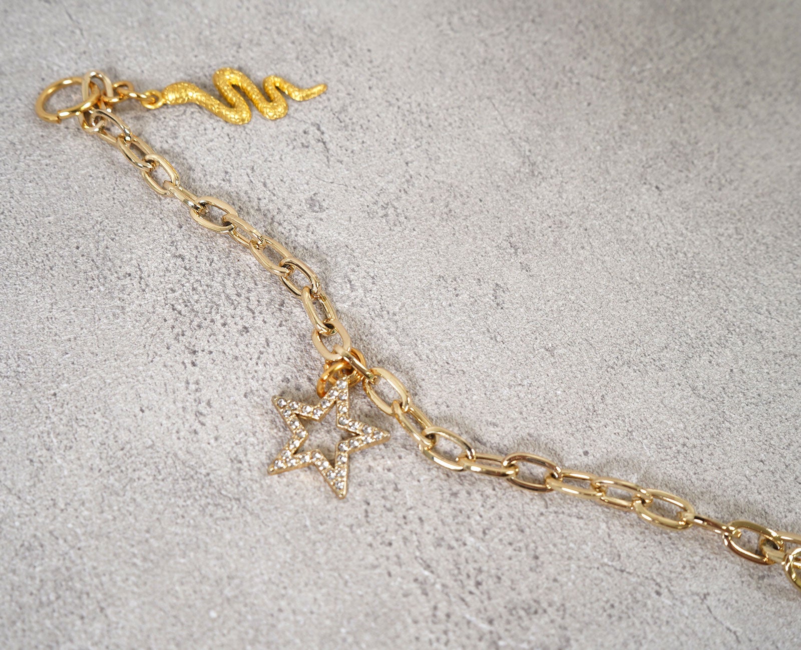 前向きに進むあなたをそっと照らしてくれるような、スターの輝き。